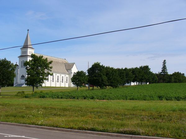 Une église avec un champ de pomme de terre